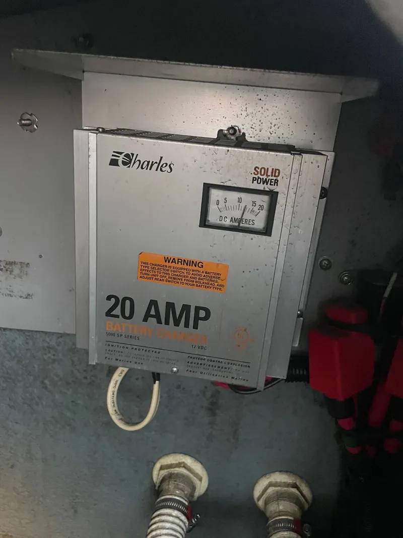 Slide: The Image of 20 Amp battery charger in Sea Ray 280 Sun Sport 2021. - 24