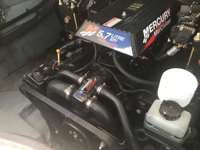 Slide: The Image of Mercury MerCruiser engine in Sea Ray 280 Sun Sport 2021 boat. - 32
