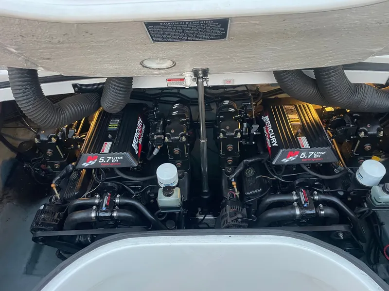 Slide: The Image of Dual engines in Sea Ray 280 Sun Sport 2021 boat. - 41