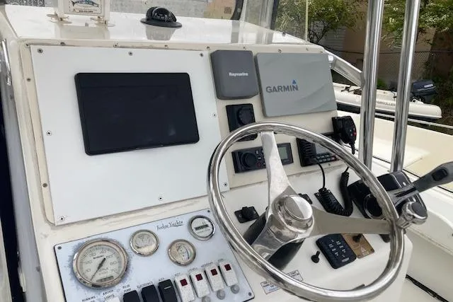 Slide: The Image of Center console of 2009 Judge 27 boat with Garmin navigation system. - 14