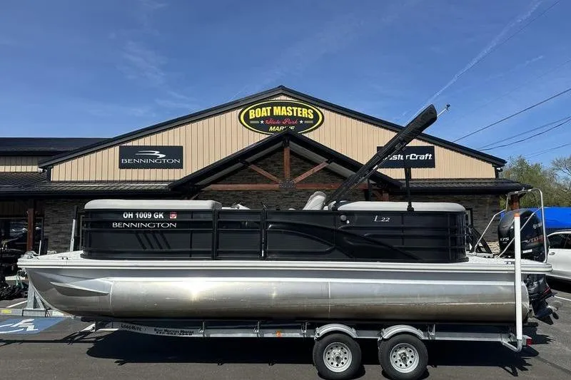 The Image of 2022 Bennington 22 LSR pontoon boat on trailer at dealership. - 1