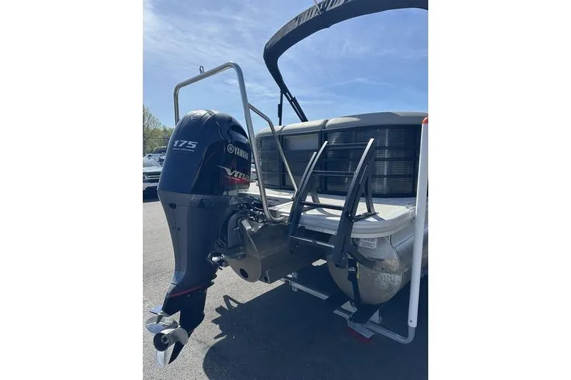 Slide: The Image of 2022 Bennington 22 LSR pontoon boat with Yamaha 175 VMAX outboard motor. - 13