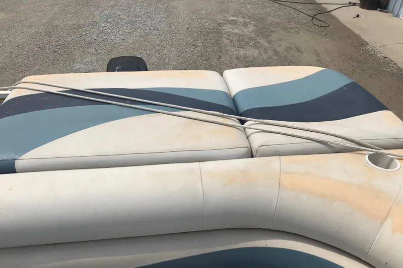 Slide: The Image of 2007 Starcraft Classic 200 CR boat seating with blue and white upholstery. - 10