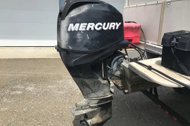 Slide: The Image of Outboard motor on a 2007 Starcraft Classic 200 CR boat. - 20