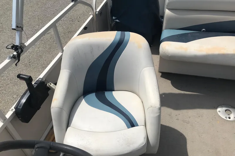 Slide: The Image of 2007 Starcraft Classic 200 CR boat interior with white and blue seating. - 6