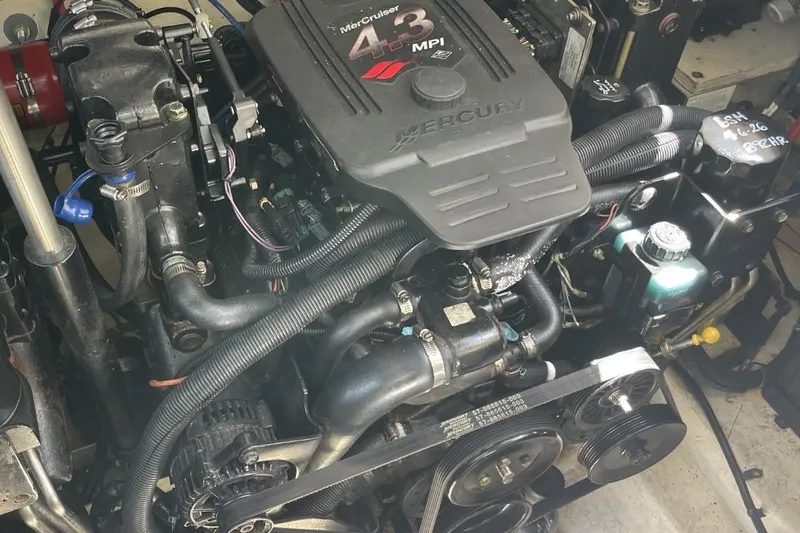 Slide: The Image of Engine of a 2008 Sea Ray Sundancer 280 boat, featuring a MerCruiser 4.3 MPI. - 30