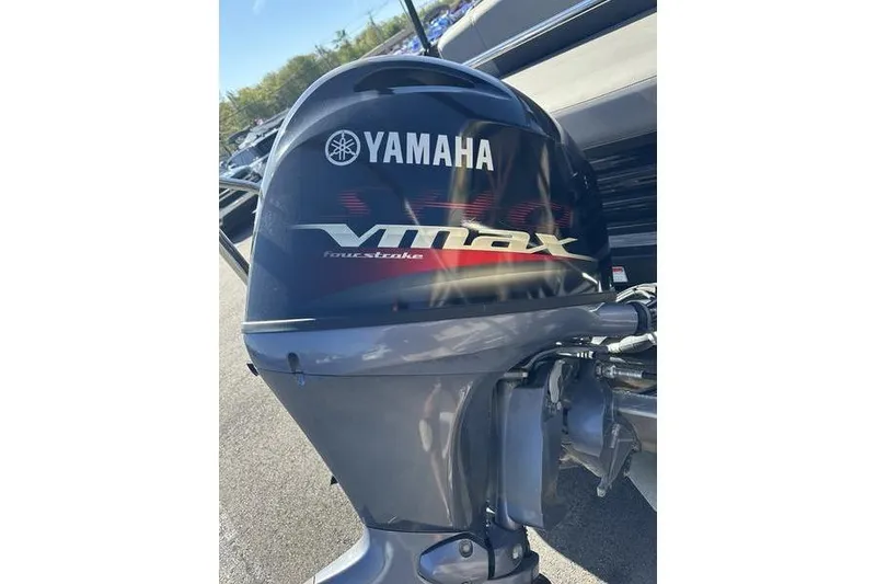 Slide: The Image of Yamaha VMAX four-stroke engine on a 2020 Bennington 21 SSBXP boat. - 11