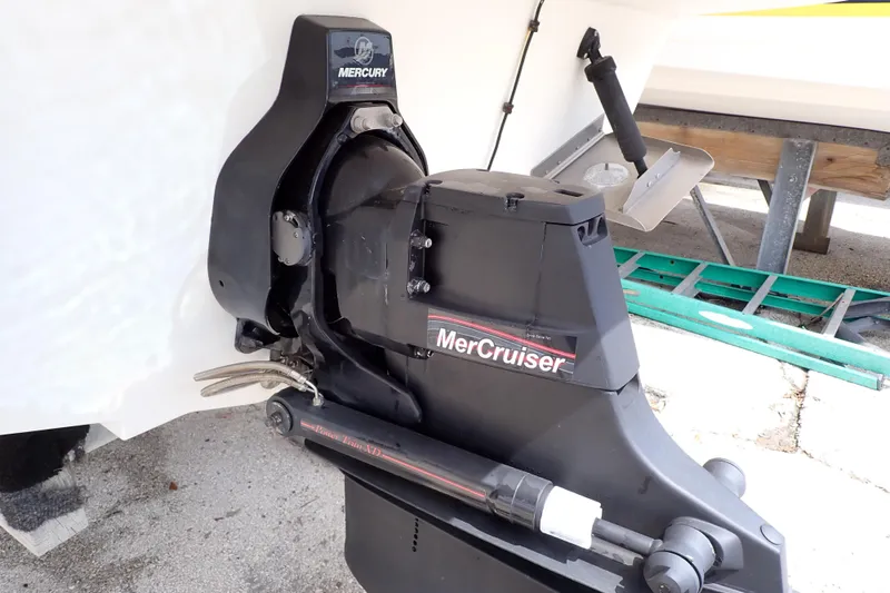 Slide: The Image of MerCruiser engine on a 2005 Sea Ray Sundancer 260 boat, showcasing the power drive system. - 119