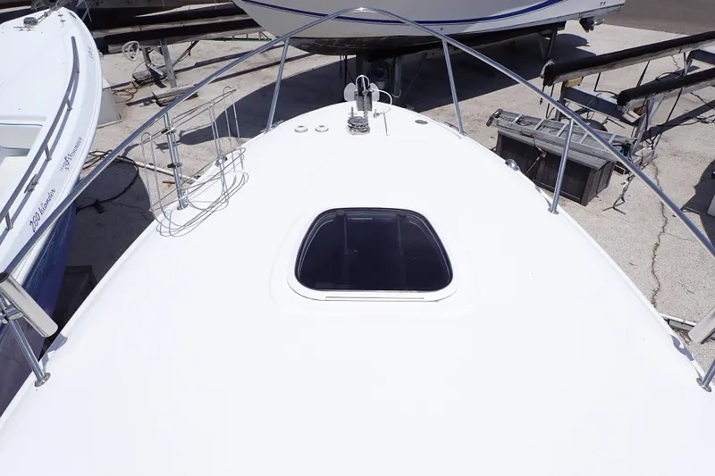Slide: The Image of 2005 Sea Ray Sundancer 260 boat deck with hatch, docked in marina. - 21