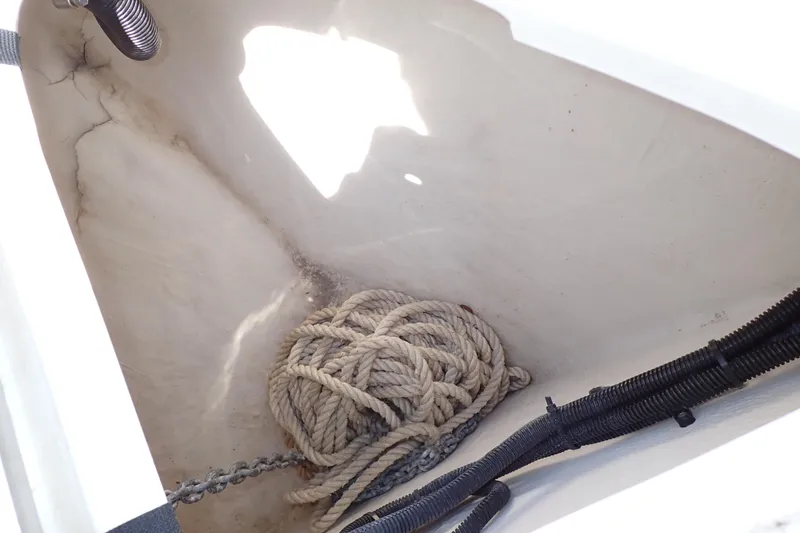 Slide: The Image of Rope and chain in storage compartment of 2005 Sea Ray Sundancer 260 boat. - 24