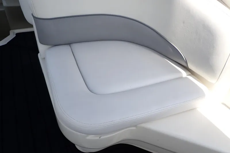 Slide: The Image of White and gray seating on a 2005 Sea Ray Sundancer 260 boat. - 38