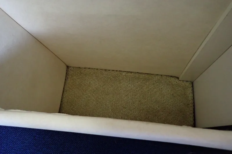 Slide: The Image of Interior compartment of a 2005 Sea Ray Sundancer 260 boat. - 78