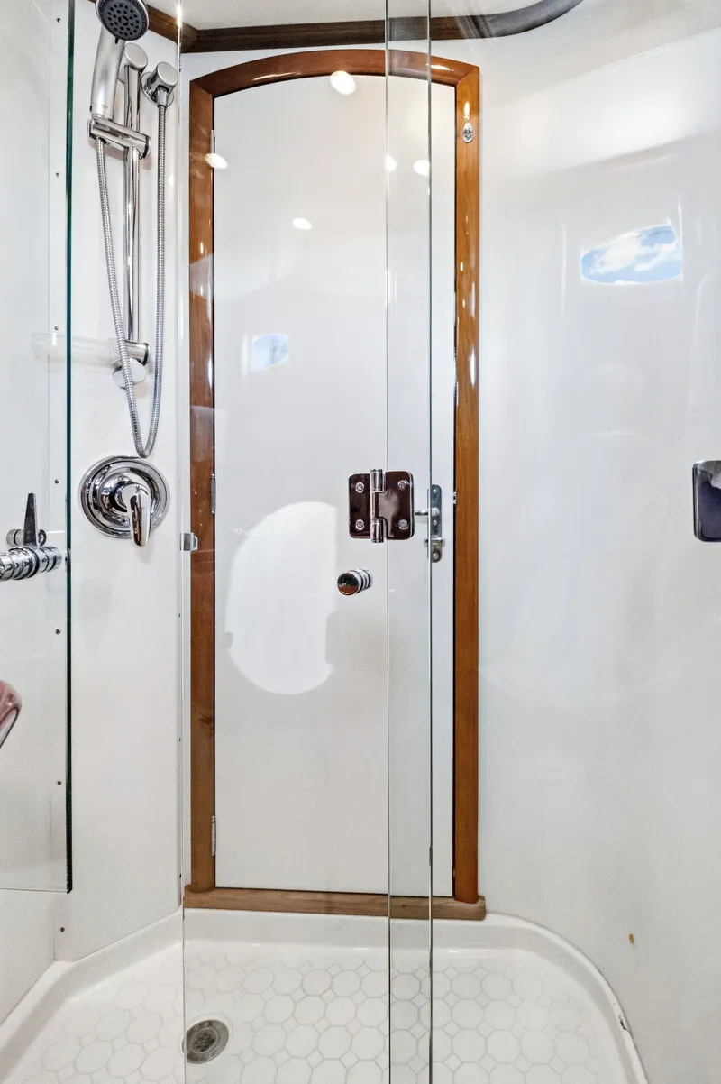 Slide: The Image of Shower in Hinckley TALARIA 55MY yacht, year 2007. - 18