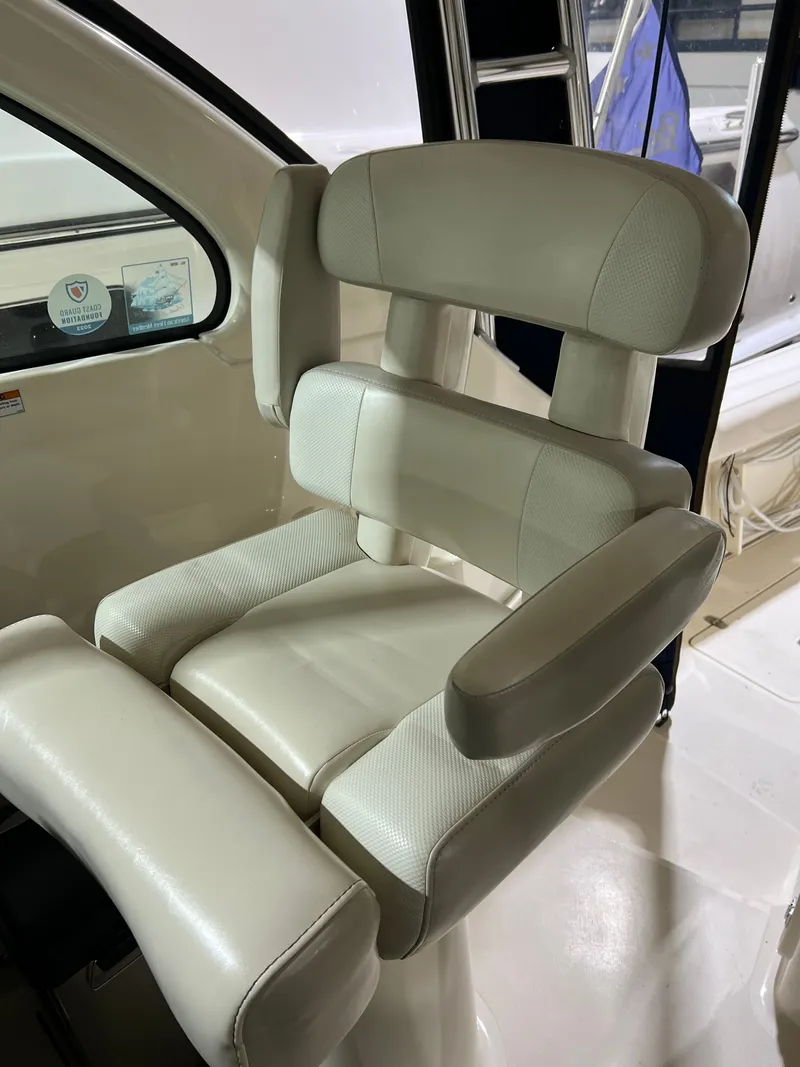 Slide: The Image of Comfortable seat on Pursuit OS 315 Offshore 2008 boat. - 15