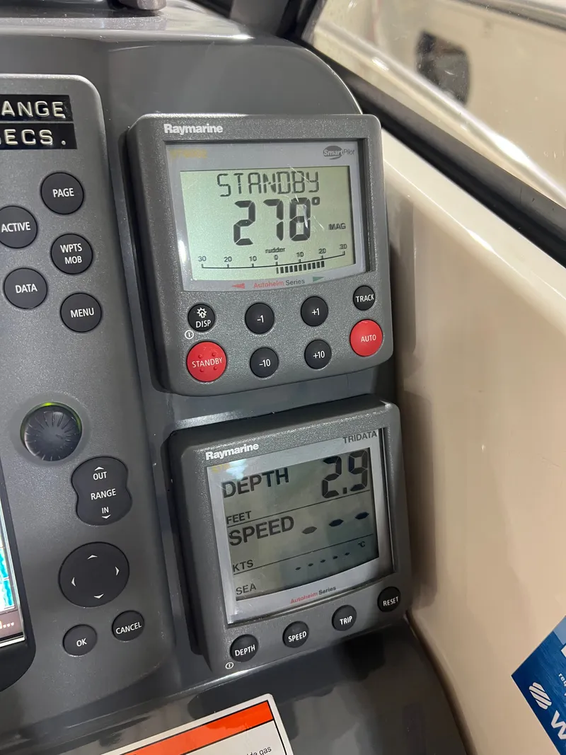 Slide: The Image of Raymarine instruments on Pursuit OS 315 Offshore 2008 boat. - 23