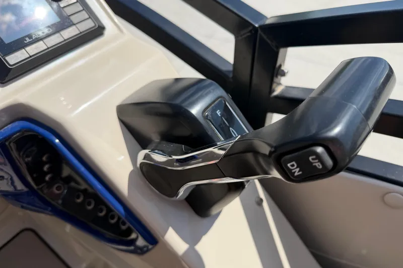 Slide: The Image of Throttle lever of a 2018 JC 25 Neptoon DSL boat. - 30