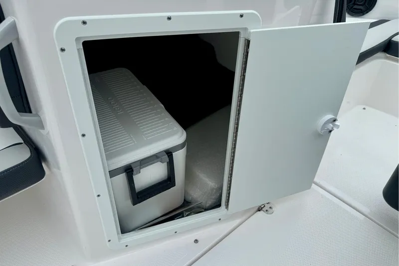 Slide: The Image of Storage compartment with cooler on 2025 Yamaha Boats AR195. - 27