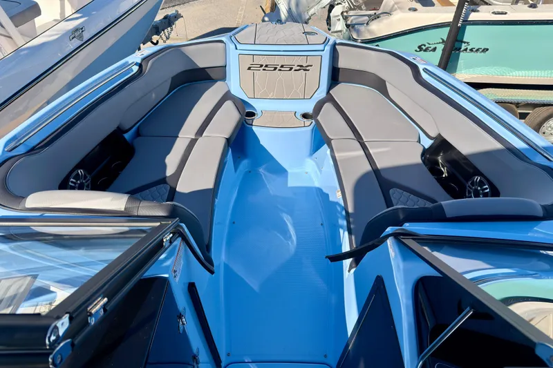 Slide: The Image of Speaker and cup holders on 2025 Yamaha Boats 255XD interior. - 15