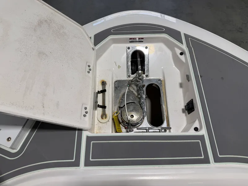 Slide: The Image of Robalo R250 Center Console 2023 - 33