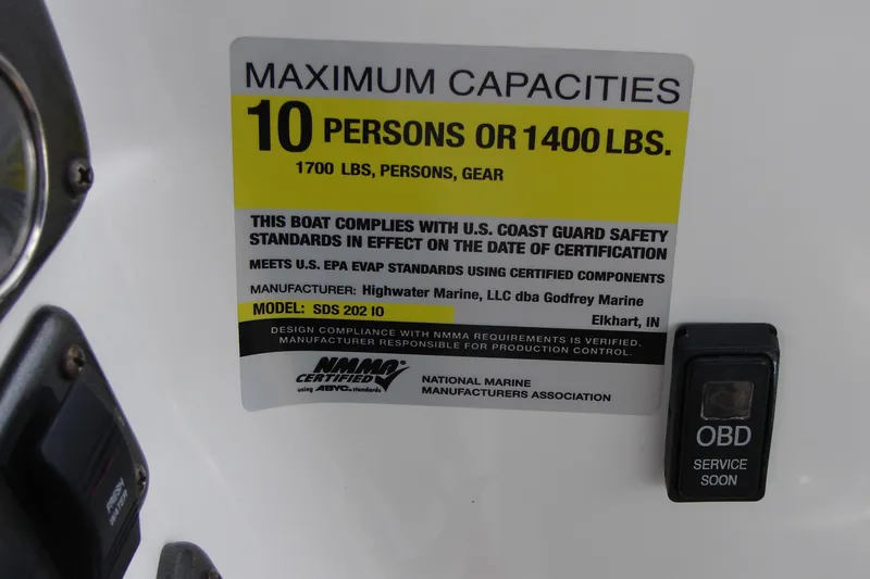 Slide: The Image of Capacity label on 2017 Hurricane SunDeck Sport 202 IO, indicating 10 persons or 1400 lbs. - 38