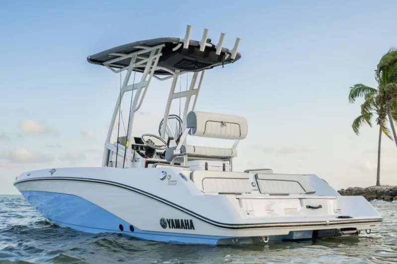 Slide: The Image of 2025 Yamaha Boats 195 FSH Sport seat, featuring sleek white upholstery and modern design. - 9