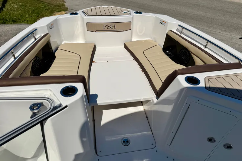 Slide: The Image of 2026 Yamaha Boats 255 FSH Sport H, featuring beige seating and cup holders. - 4
