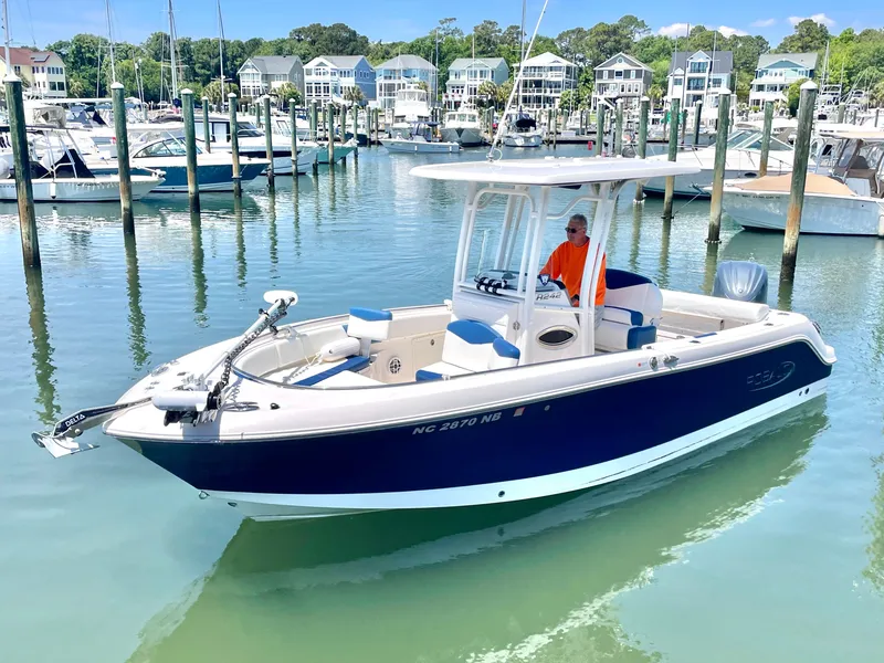 The Image of Robalo R242 2022 - 0