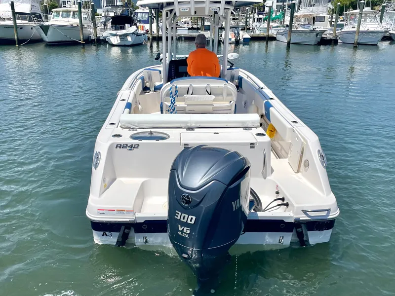 Slide: The Image of Robalo R242 2022 - 10