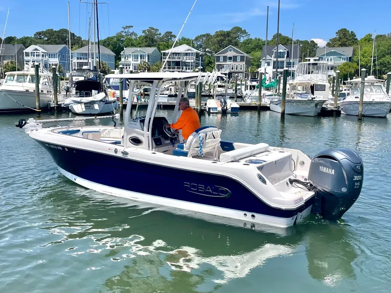 Slide: The Image of Robalo R242 2022 - 12