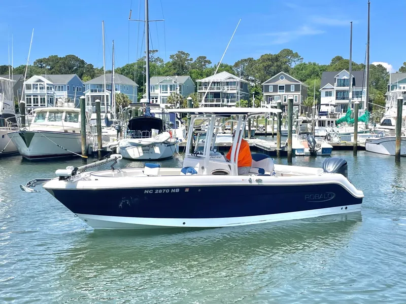 Slide: The Image of Robalo R242 2022 - 2