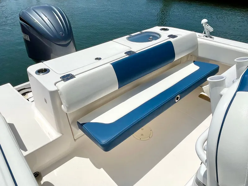 Slide: The Image of Robalo R242 2022 - 30