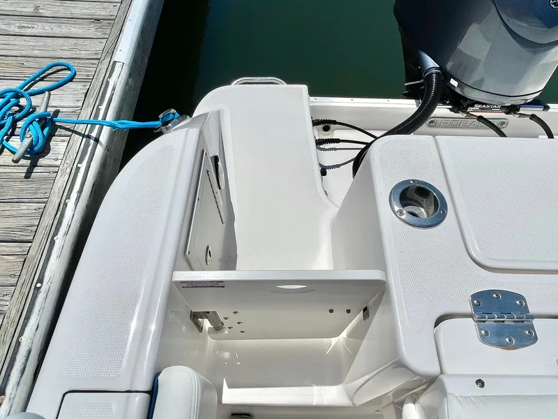 Slide: The Image of Robalo R242 2022 - 36