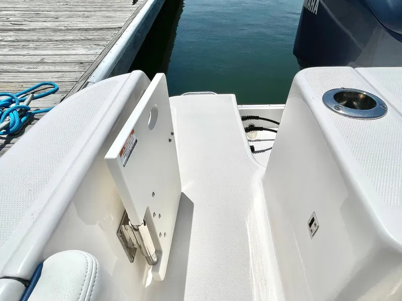 Slide: The Image of Robalo R242 2022 - 37