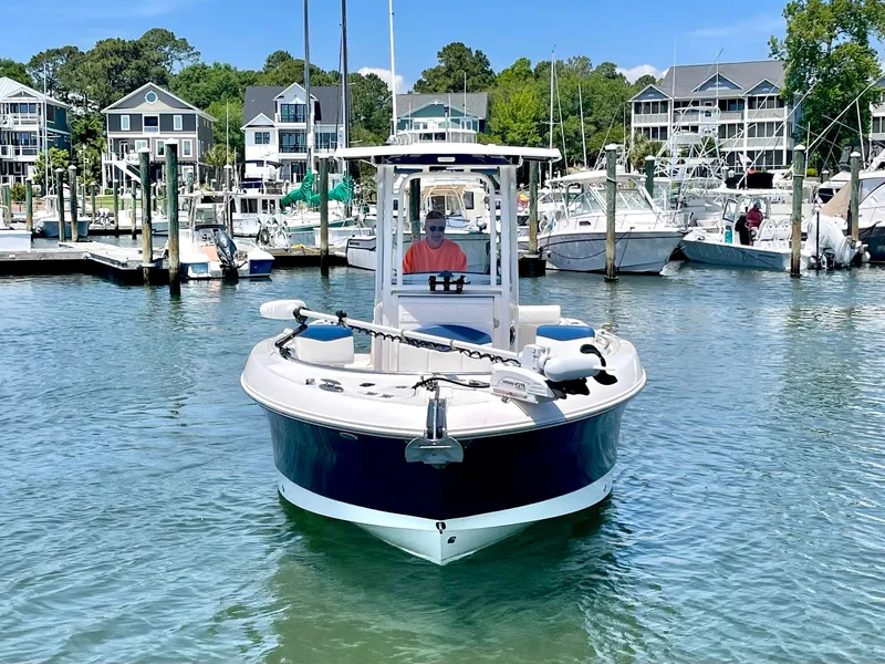 Slide: The Image of Robalo R242 2022 - 4