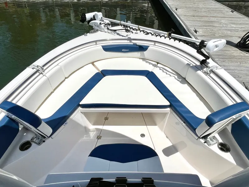 Slide: The Image of Robalo R242 2022 - 40