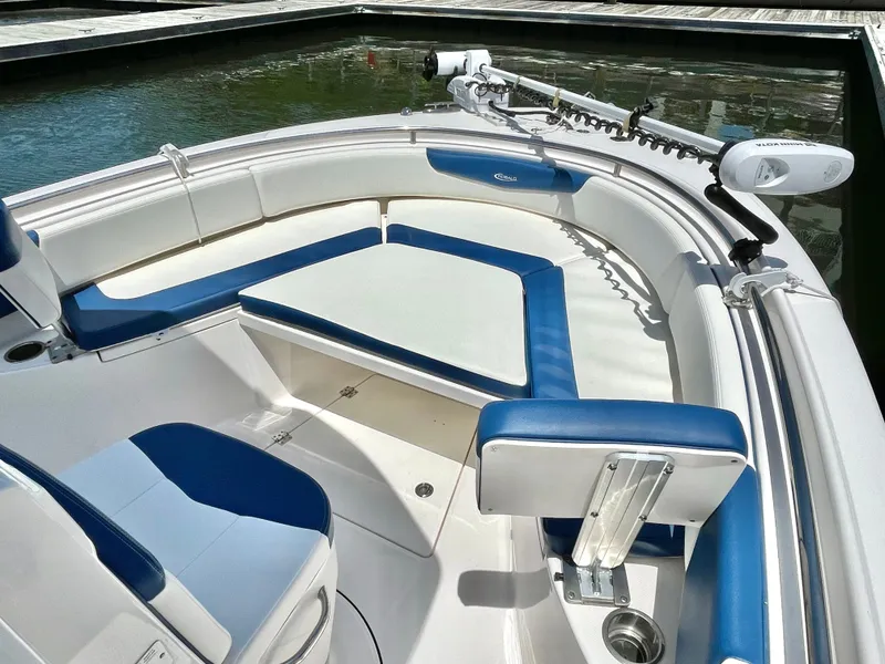Slide: The Image of Robalo R242 2022 - 41