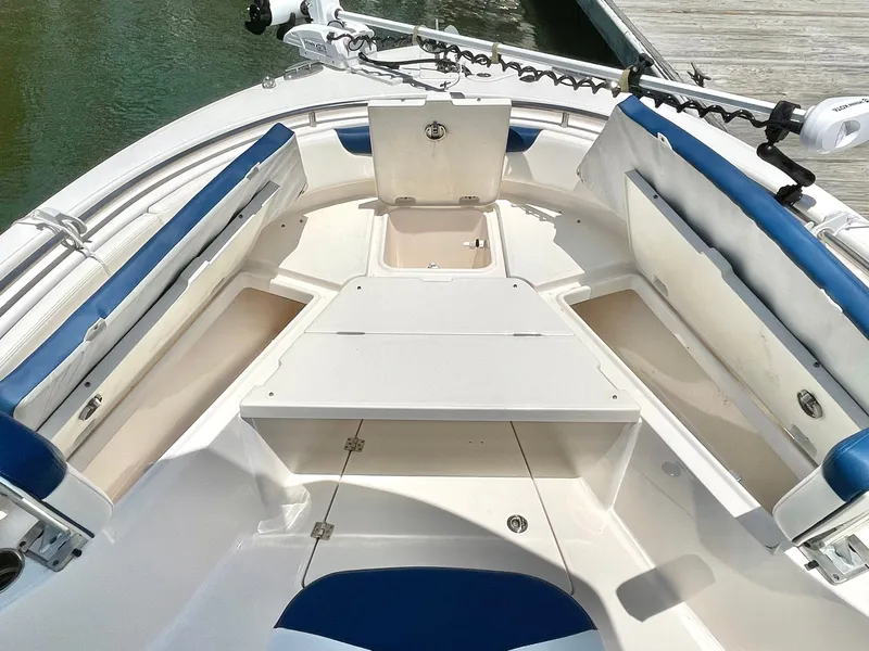 Slide: The Image of Robalo R242 2022 - 43