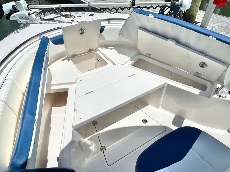 Slide: The Image of Robalo R242 2022 - 45