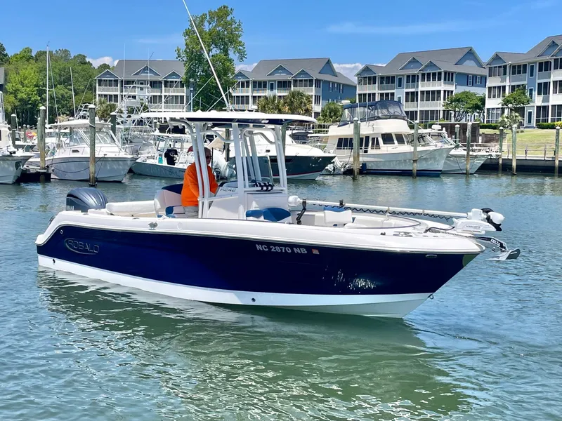 Slide: The Image of Robalo R242 2022 - 5