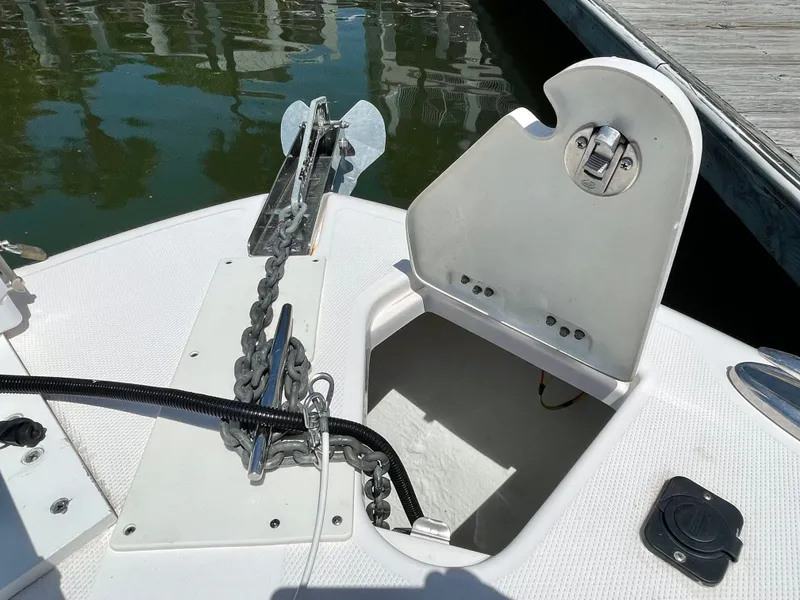 Slide: The Image of Robalo R242 2022 - 50