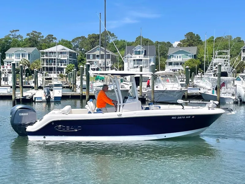 Slide: The Image of Robalo R242 2022 - 8