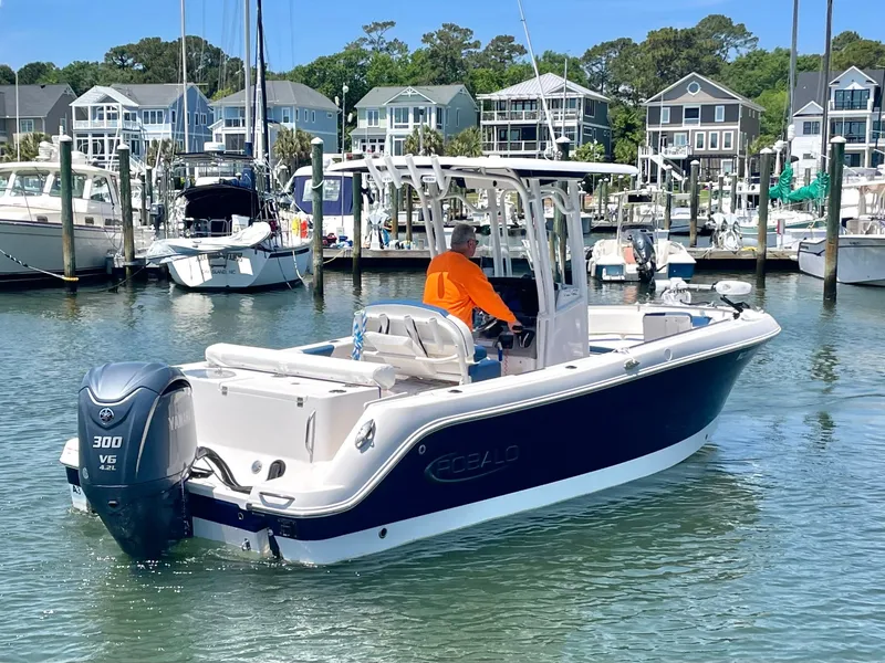 Slide: The Image of Robalo R242 2022 - 9