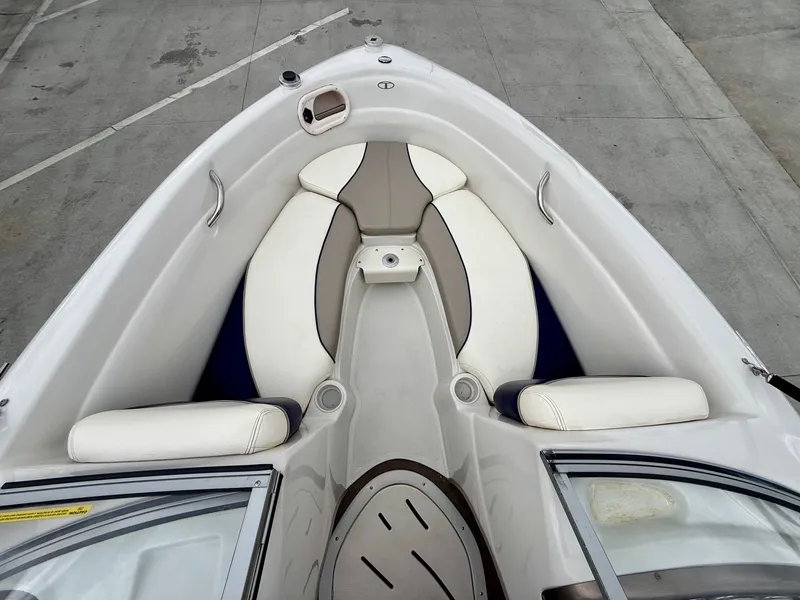 Slide: The Image of Interior view of a 2006 Tracker Tahoe Q6 SF boat. - 11