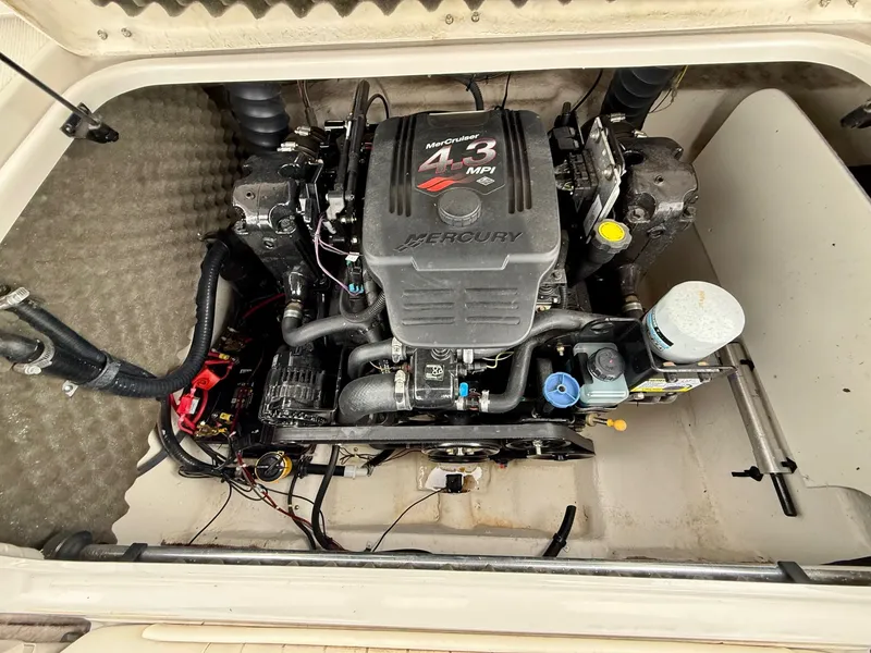 Slide: The Image of Engine compartment of a 2006 Tracker Tahoe Q6 SF boat with Mercury 4.3 MPI engine. - 13