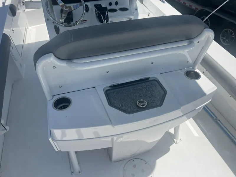 Slide: The Image of Everglades 253 Center Console 2026 - 7