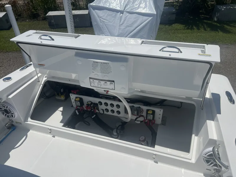 Slide: The Image of Everglades 253 Center Console 2026 - 8