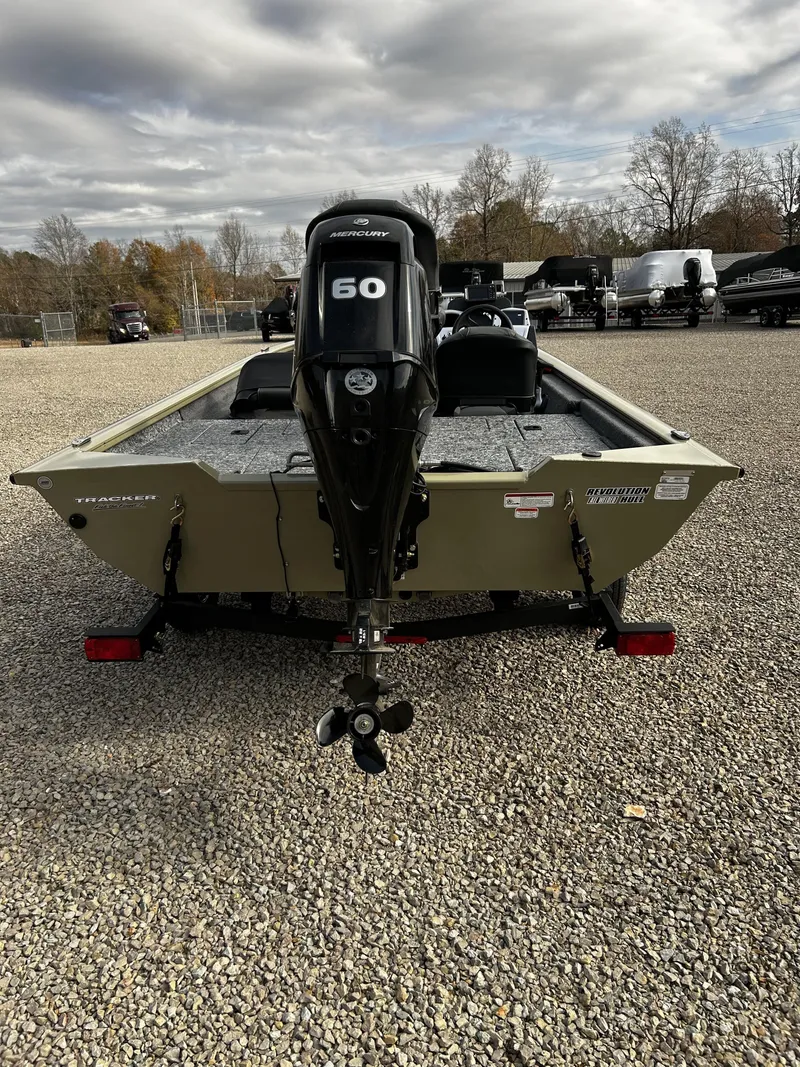 Slide: The Image of 2026 Tracker Pro Team 175 boat with Mercury 60 engine. - 9