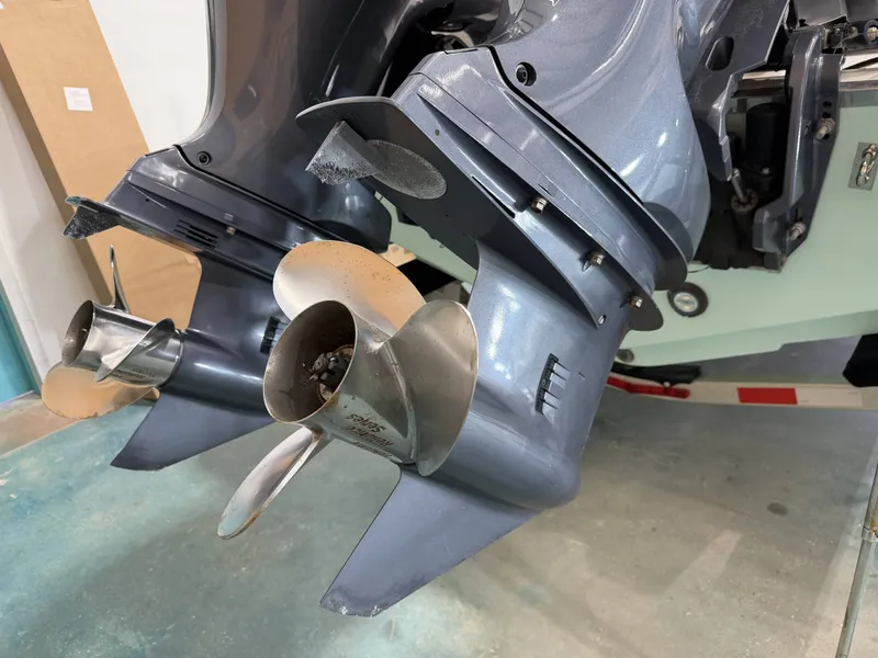 Slide: The Image of Robalo R250 Center Console 2023 - 14