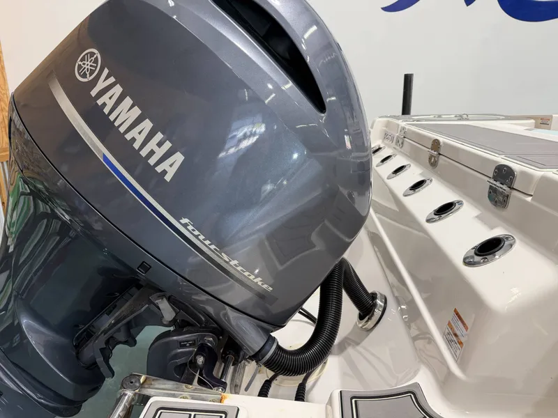 Slide: The Image of Robalo R250 Center Console 2023 - 15