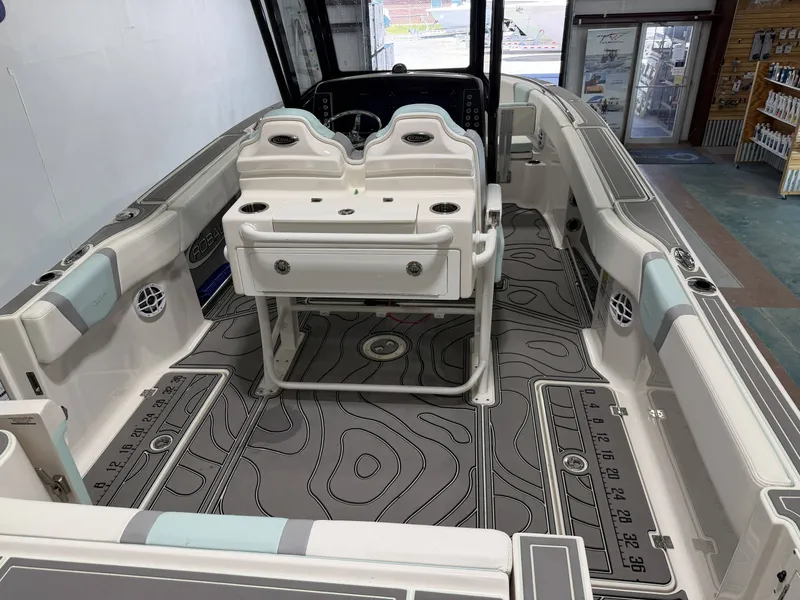 Slide: The Image of Robalo R250 Center Console 2023 - 7